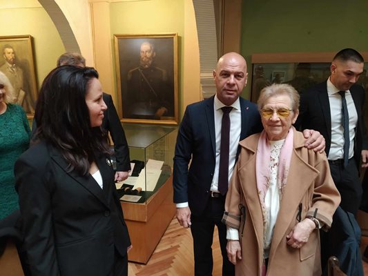 Кметът Костадин Димитров с майка си д-р Димка Димитрова и съпругата му Доника.
