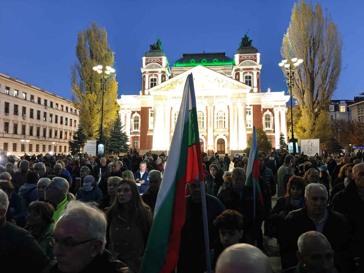 Сблъсък на две шепи хора от различни групи заради пиеса - това не е обществото