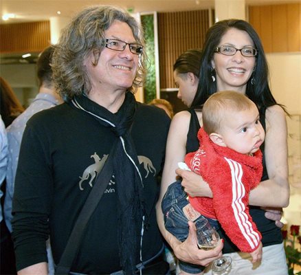 Иван Лечев, съпругата му и синът им отидоха на светско събитие в четвъртък, когато отбелязваха 3-ата годишнина от сватбата си. 

СНИМКА: БУЛФОТО

