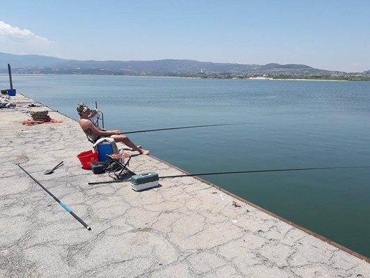 Пристанището под Неа Амфиполи е отлично място за риболов на морски кефал