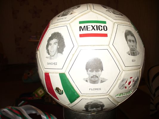 Николай Арабов получил тази топка с ликовете на играчите от Мексико като подарък от световното първенство по футбол в тази страна през 1986 година.