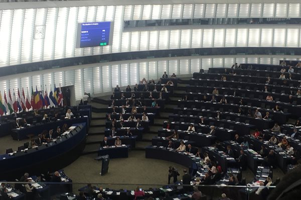 Залата на Европейския парламент в Страсбург по време на изслушването на Виктор Орбан