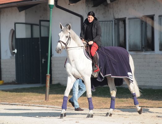 Александра Арабаджиева обожава конете