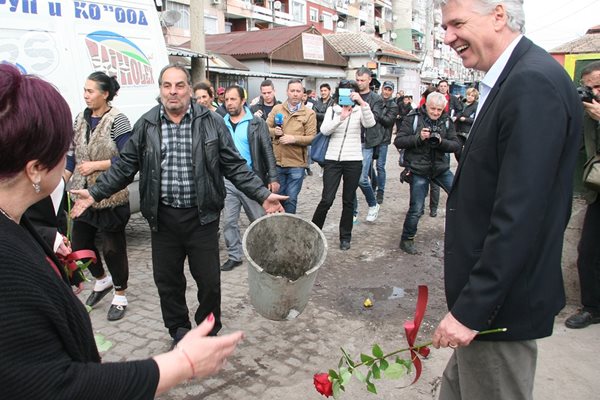 Обитател на "Столипиново" изсипа кофа с боклук до оградата на ЦДГ "Лилия", когато посланиците пристигнаха на посещение