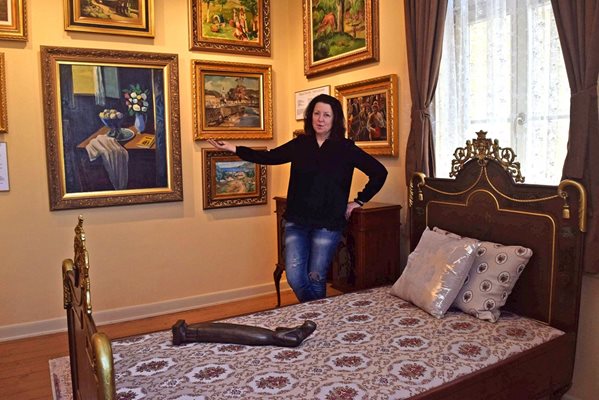 Д-р Анна Джуркова сама е изпипала всеки детайл в галерията. Снимки: Автора