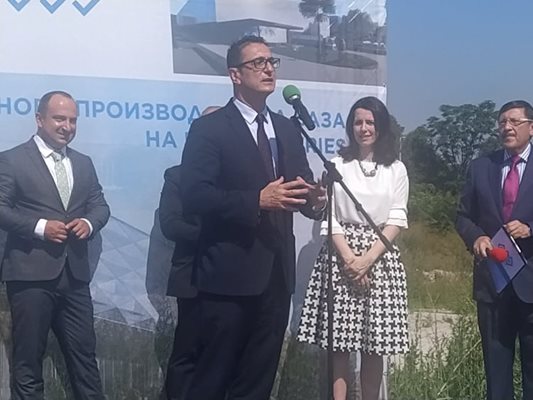 Стамен Янев говори на първата копка на завода в Пловдив, на нея присъства и  зам. министърът на икономиката Яна Балникова.