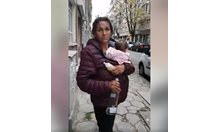 Вижте как пияни ромки разхождат из София голо бебе, посиняло от студ (Видео)
