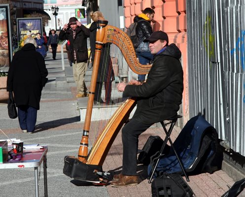 За първи път на главната улица в Пловдив звучи арфа. Едуард дойде от Молдова да свири. Снимка: Евгени Цветков