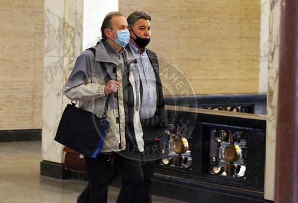 Валентин Димитров и адвокатът му влизат в съдебната зала с маски за спазване на противоепидемичните мерки