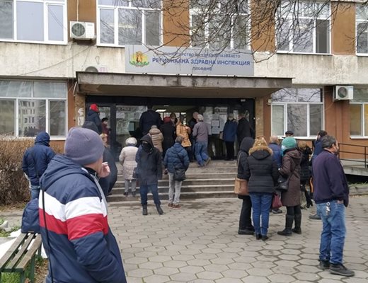 Пловдивчани чакат на опашка за ваксина пред РЗИ.
