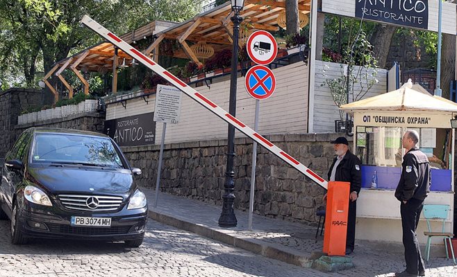 Уж има бариера на ул. "Съборна", но колите успяват да минат и през нея, за да стигнат в Стария Пловдив.