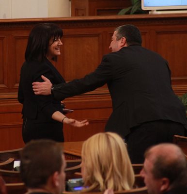 Шефката на НС Цвета Караянчева и червеният депутат Драгомир Стойнев започнаха новия политически сезон с усмивка.