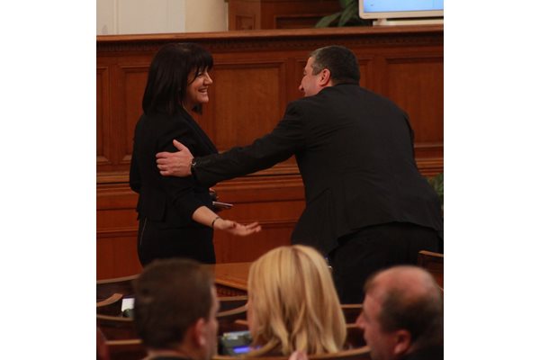 Шефката на НС Цвета Караянчева и червеният депутат Драгомир Стойнев започнаха новия политически сезон с усмивка.