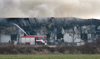 Прокуратурата подхвана пожара в завода за месо край Войводиново