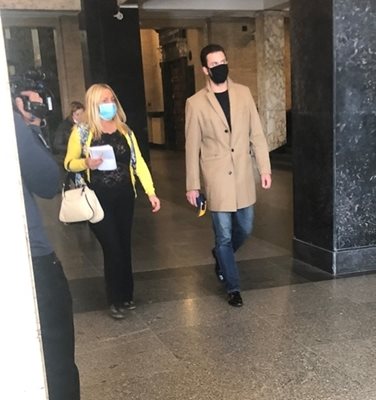 Подсъдимият пристигна заедно със своята майка журналистката и ПР специалист Сребрина Гаджева.