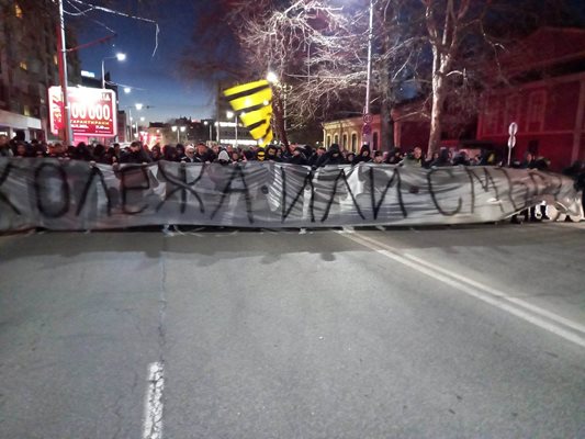 Заради проблемите с ремонта на стадиона феновете на "Ботев" протестираха с транспарант "Колежа или смърт".