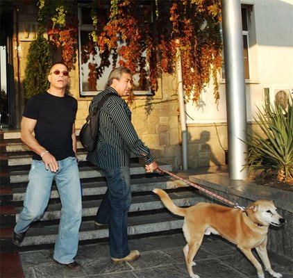 
Жан-Клод ван Дам на летището в София миналата година. Той пристигна с кучето си за снимките на “Непобедимите 2”.

