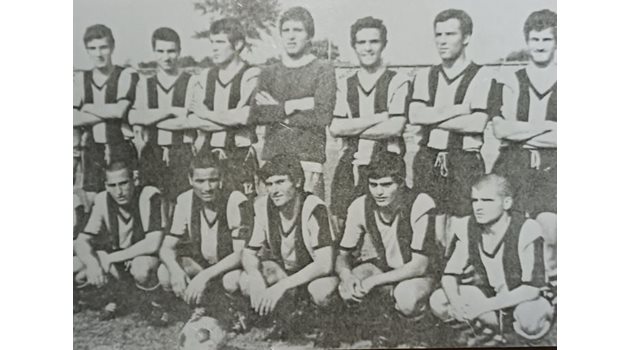 Александър Иванов (клекналият в средата) с шампионския юношески отбор на “Тракия”