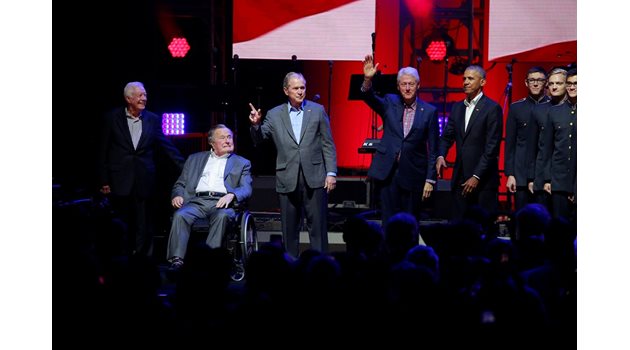 Демократите Барак Обама, Бил Клинтън и Джими Картър и републиканците Джордж Х. У. Буш и Джордж У. Буш загърбиха политическите си различия и в опит да обединят страната след природните бедствия, изпяха заедно националния химн и седнаха на първия ред да гледат концерта в студентския град Колидж стейшън в Тексас СНИМКИ: РОЙТЕРС