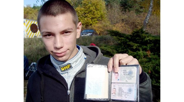 ДОКАЗАТЕЛСТВО: Денис Шишев показва книжка и лична карта, оборвайки злите езици, че няма права за щофьор.