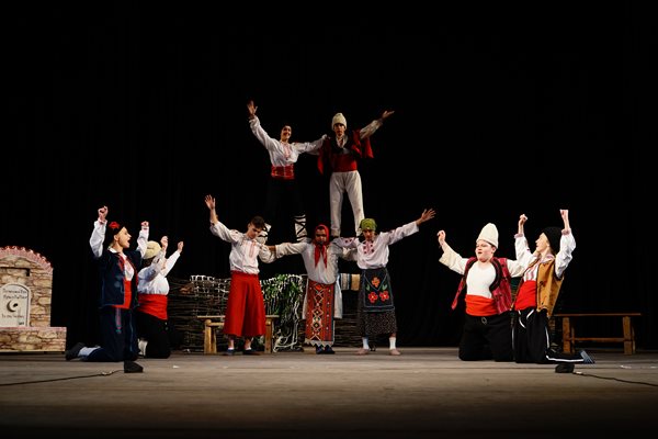 Актьори от 12 града се представят на сцената във Велико Търново