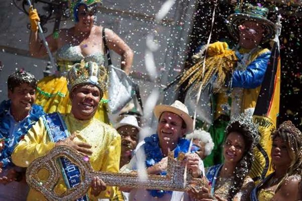 Кметът на града Едуардо Паеш връчва ключа на града на Крал Момо - церемониал-майстора на карнавала.