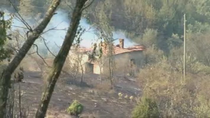 Пожарът изпепели къщи и близо 15 хил. дка в района на Кресна и Симитли.

