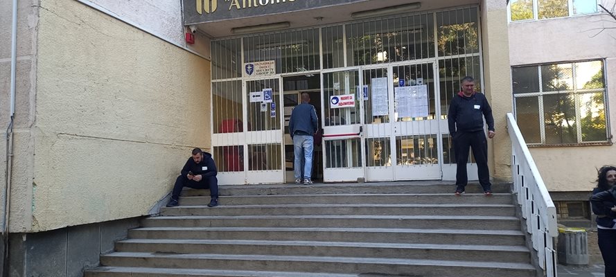 Застъпниците в момента са повече от желаещите да гласуват в секциите във Френската гимназия.