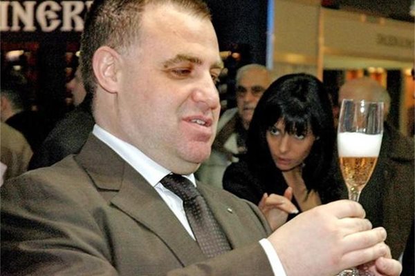 Министърът на земеделието Мирослав Найденов отпива пенливо, след като откри "Винария" през 2011 г.