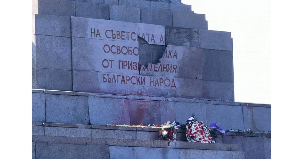 61-year-old man broke the Monument to the Soviet Army with a hammer, Lenin took a piece (Review)