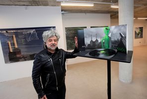 Димитър Митовски представя изложбата си "Космически шум" в софийската галерия One.