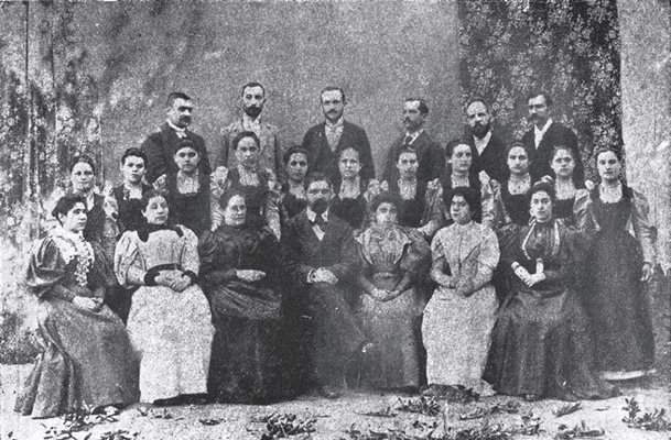 Михаил Сарафов (в центъра) с първия випуск от девическата гимназия в Солун, 1895-1896 г.