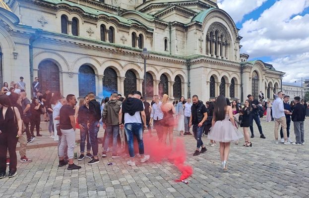 Абитуриенти палят димки пред храм "Св. Александър Невски".. Снимки ВЕЛИСЛАВ НИКОЛОВ