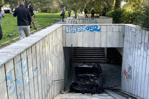 17-годишна взе колата на баща си и я приземи в подлез във Варна, рязаха вратата, за да я извадят