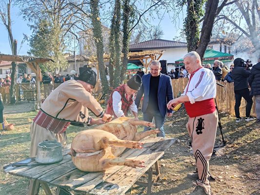 Майсторите касапи пресъздават как се пърли и разфасова прасе в двора на балканджиите