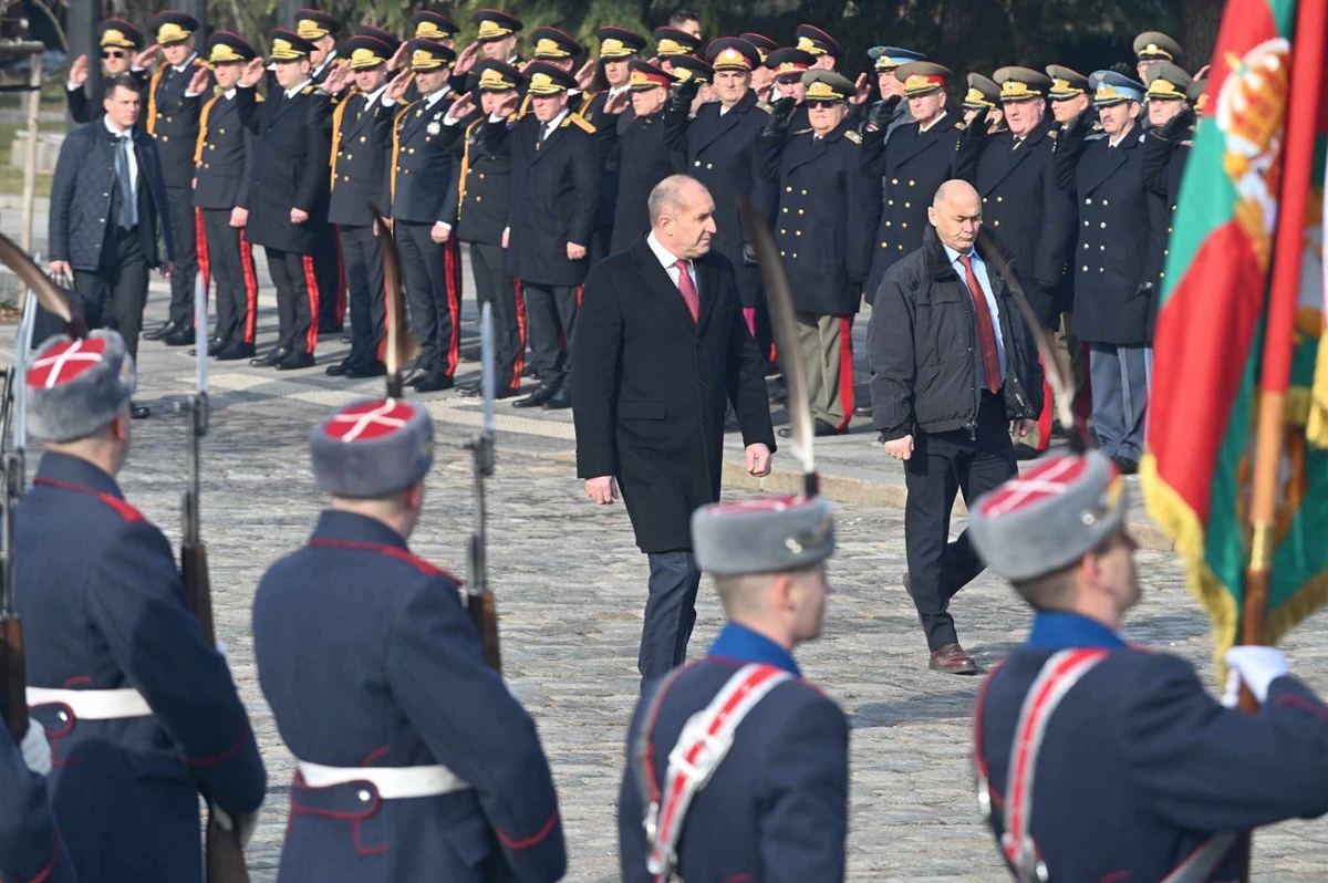 Радев дава още няколко дни за преговори на партиите