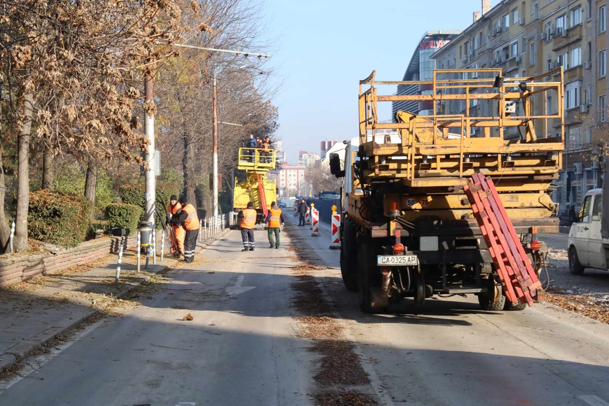 Граждани на протестна разходка около ремонта на ул. „Опълченска" в София