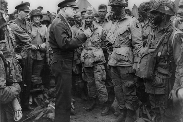 Ген. Дуайт Айзенхауер разговаря с парашутисти ден преди десанта в Нормандия на 6 юни 1944 г. Той е последният генерал, служил като президент на САЩ.