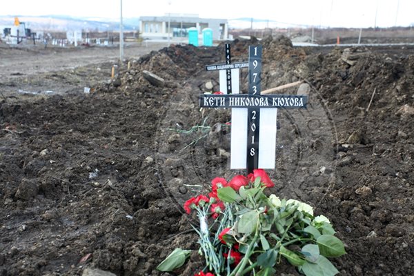 Кети и майка й Еленка бяха погребани на гробището в Банкя