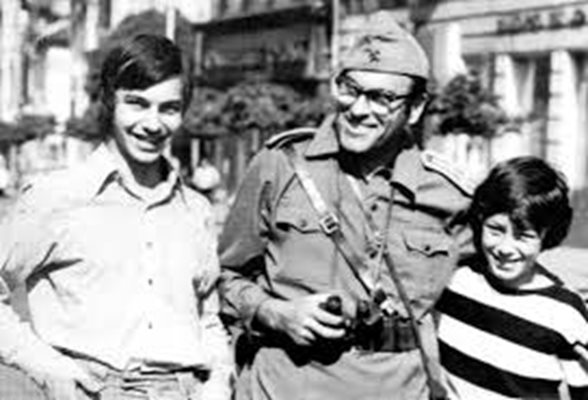 Георги Георгиев - Гец със синовете си Иван (вляво) и Данаил на снимачната площадка на филма “Последният ерген”