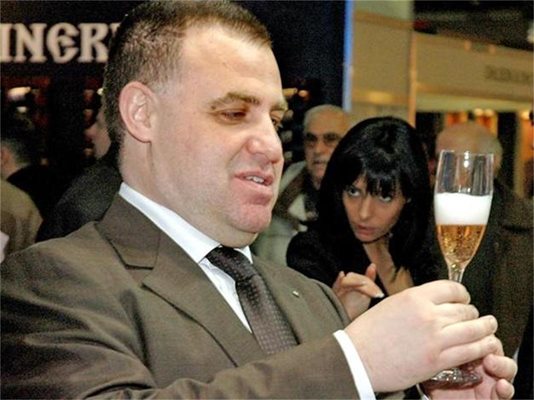 Министърът на земеделието Мирослав Найденов отпива пенливо, след като откри "Винария" през 2011 г.