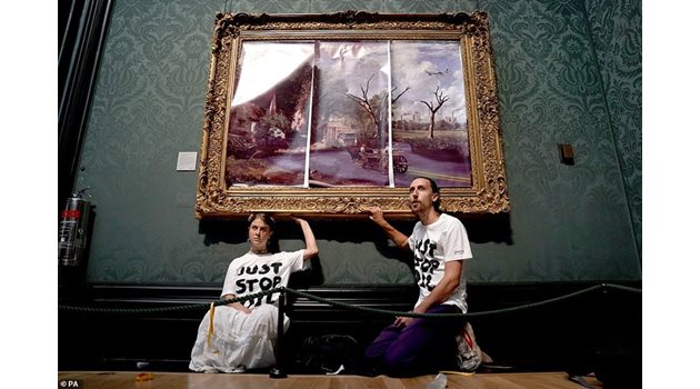 Хана Хънт и 22-годишният Лазарус покриха картина на Джон Констабъл с плакати с изгорели дървета.