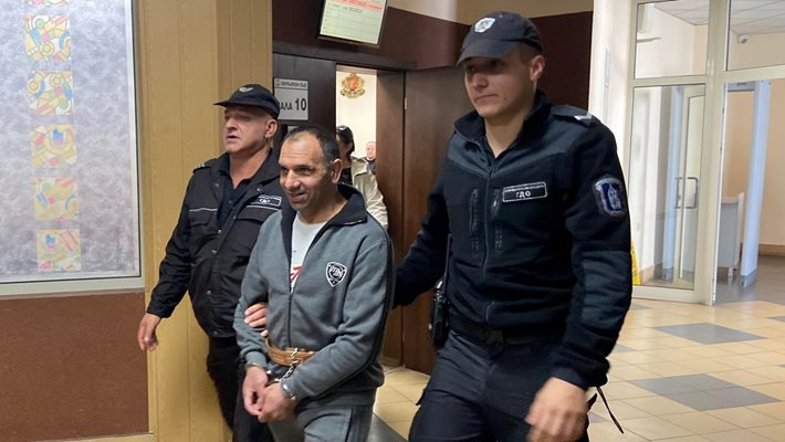 Усмихнат, Васко Колев излезе от съдебната зала, след като чу наказанието си от 12 г. затвор. Снимки: Авторът