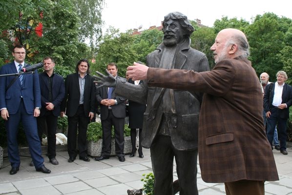 Георги Чапкънов е авторът на паметника на Радой Ралин.

СНИМКА: "24 ЧАСА"