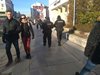 Пловдив гъмжи от полиция, разхождат се с автомати по главната улица (Снимки)