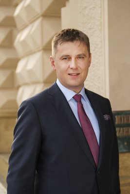 Томаш Петржичек е роден на 27 септември 1981 г. Завършва международни отношения в Карловия университет, Прага. През май 2017 г. става заместник министър на труда и социалната политика, а от август 2018 г. е зам.-външен министър. От октомври 2018 г. е министър на външните работи на Чехия във второто правителство на Андрей Бабиш.