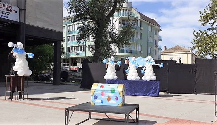 Фестивалът "Вълшебната завеса" започна днес в Търговище с представлението на Жар театър "Балонени мечти".