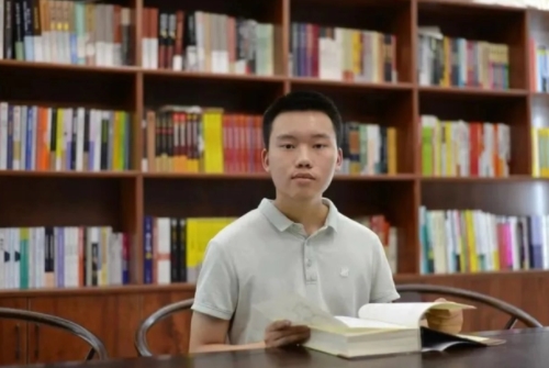 Ли Ци – едно момче с мускулна атрофия, сбъднало мечтата да учи в „Цинхуа“