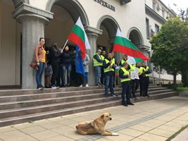 Служителите на ареста в Кърджали излязоха на протест за по-добри условия на труд. Снимка: Ненко Станев