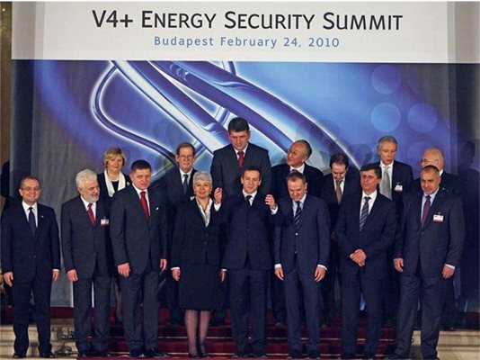 Бойко Борисов (най-вдясно на първия ред) заедно с част от другите участници на форума в Будапеща